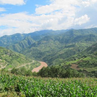 阳光明媚的日子里，有山谷和河流的绿色山景